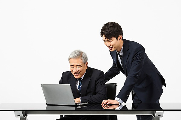 포토 JPG 스튜디오촬영 응시 노년 남자 비즈니스 협력 실내 서기 미소 사람 앉기 정장 상반신 20대 청년 두명 앞모습 옆모습 노트북 한국인 60대 사장 책상 흰배경 리더 화합 임원 남자만 국내포토 시선 옷 뷰포인트 가구 백그라운드 모션 표정 동양인 성인 내부 전자제품 흰색 파일형식