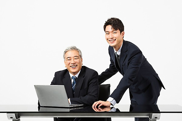 포토 JPG 스튜디오촬영 응시 노년 남자 비즈니스 협력 실내 서기 미소 사람 앉기 상반신 20대 청년 두명 앞모습 옆모습 노트북 한국인 60대 사장 책상 흰배경 리더 화합 임원 남자만 국내포토 시선 뷰포인트 가구 백그라운드 모션 표정 동양인 성인 내부 전자제품 흰색 파일형식