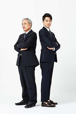 포토 JPG 스튜디오촬영 전신 노년 남자 비즈니스 실내 서기 사람 정장 20대 청년 두명 옆모습 팔짱 한국인 찡그림 60대 사장 흰배경 갈등 무시 임원 남자만 불통 국내포토 옷 뷰포인트 백그라운드 컨셉 모션 표정 동양인 성인 내부 흰색 파일형식