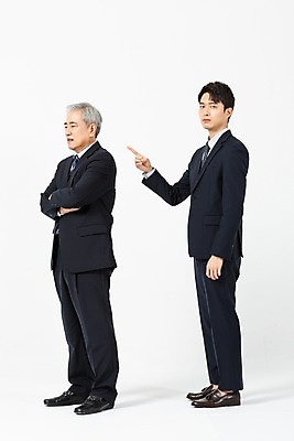 포토 JPG 스튜디오촬영 전신 노년 남자 비즈니스 실내 서기 사람 정장 20대 청년 두명 옆모습 팔짱 한국인 가리킴 찡그림 60대 사장 흰배경 갈등 삿대질 임원 남자만 불통 국내포토 옷 뷰포인트 백그라운드 컨셉 모션 표정 동양인 손짓 성인 내부 흰색 파일형식