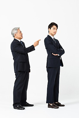 포토 JPG 스튜디오촬영 전신 노년 남자 비즈니스 실내 서기 사람 정장 20대 청년 두명 옆모습 팔짱 한국인 가리킴 60대 사장 흰배경 갈등 잔소리 무시 삿대질 임원 남자만 갑질 불통 국내포토 옷 뷰포인트 백그라운드 컨셉 모션 동양인 손짓 성인 내부 흰색 파일형식