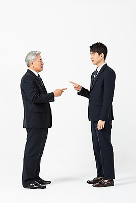 포토 JPG 스튜디오촬영 전신 응시 노년 남자 비즈니스 실내 서기 사람 정장 20대 청년 두명 옆모습 마주보기 한국인 가리킴 찡그림 60대 사장 흰배경 갈등 삿대질 임원 남자만 불통 국내포토 시선 옷 뷰포인트 백그라운드 컨셉 모션 표정 동양인 손짓 성인 내부 흰색 파일형식