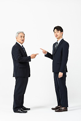 포토 JPG 스튜디오촬영 전신 노년 남자 비즈니스 실내 서기 사람 정장 20대 청년 두명 옆모습 한국인 가리킴 찡그림 60대 사장 흰배경 갈등 삿대질 임원 남자만 불통 국내포토 옷 뷰포인트 백그라운드 컨셉 모션 표정 동양인 손짓 성인 내부 흰색 파일형식