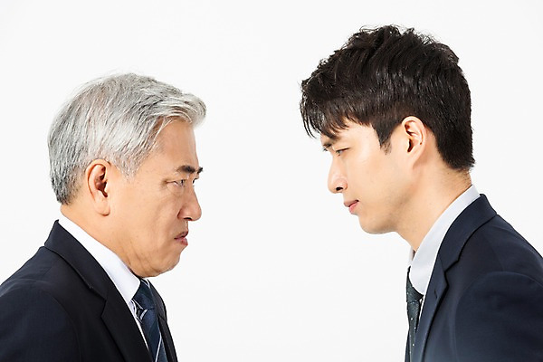 포토 JPG 스튜디오촬영 응시 노년 남자 비즈니스 실내 사람 정장 상반신 20대 청년 두명 옆모습 마주보기 한국인 분노 찡그림 60대 사장 흰배경 갈등 임원 남자만 불통 국내포토 시선 옷 감정 뷰포인트 백그라운드 컨셉 모션 표정 동양인 성인 내부 흰색 파일형식