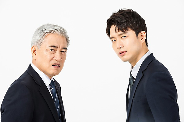 포토 JPG 스튜디오촬영 응시 노년 남자 비즈니스 실내 사람 정장 상반신 20대 청년 두명 옆모습 마주보기 한국인 찡그림 60대 사장 흰배경 갈등 임원 남자만 불통 국내포토 시선 옷 뷰포인트 백그라운드 컨셉 모션 표정 동양인 성인 내부 흰색 파일형식