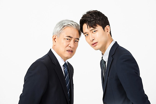 포토 JPG 스튜디오촬영 응시 노년 남자 비즈니스 실내 사람 정장 상반신 20대 청년 두명 옆모습 한국인 찡그림 60대 사장 흰배경 갈등 임원 남자만 불통 국내포토 시선 옷 뷰포인트 백그라운드 컨셉 표정 동양인 성인 내부 흰색 파일형식