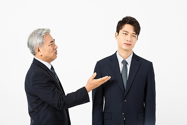 포토 JPG 스튜디오촬영 노년 남자 비즈니스 실내 사람 정장 손짓 상반신 20대 청년 두명 앞모습 옆모습 한국인 분노 찡그림 60대 사장 흰배경 갈등 잔소리 무시 임원 남자만 불통 국내포토 옷 감정 뷰포인트 백그라운드 컨셉 모션 표정 동양인 성인 내부 흰색 파일형식