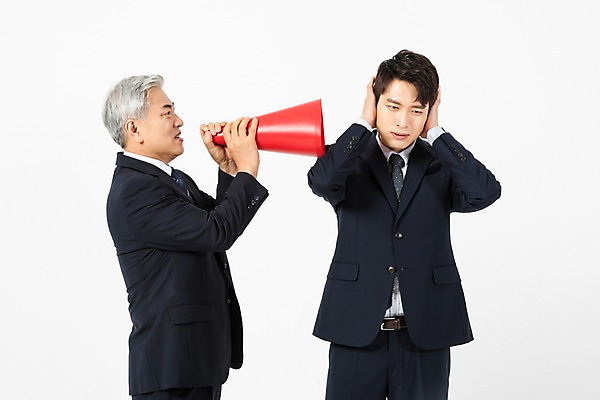 포토 JPG 스튜디오촬영 노년 남자 비즈니스 실내 사람 정장 상반신 20대 청년 두명 앞모습 옆모습 확성기 외침 한국인 분노 찡그림 60대 사장 거절 귀막기 흰배경 갈등 잔소리 임원 남자만 갑질 불통 국내포토 옷 감정 뷰포인트 백그라운드 컨셉 표정 동양인 손짓 성인 내부 소리 흰색 파일형식