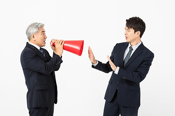 포토 JPG 스튜디오촬영 노년 남자 비즈니스 실내 사람 정장 손짓 상반신 20대 청년 두명 앞모습 옆모습 확성기 외침 한국인 분노 찡그림 60대 사장 흰배경 갈등 잔소리 임원 남자만 갑질 불통 국내포토 옷 감정 뷰포인트 백그라운드 컨셉 모션 표정 동양인 성인 내부 소리 흰색 파일형식