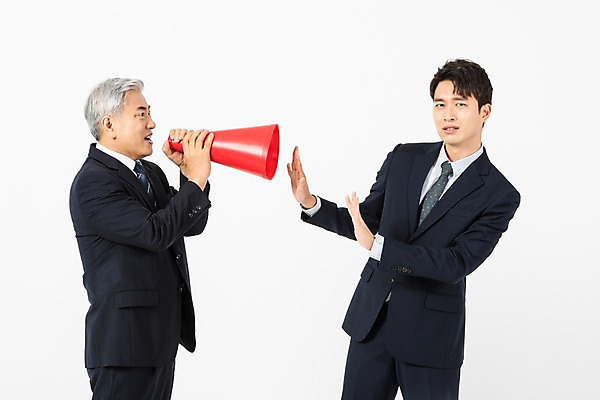 포토 JPG 스튜디오촬영 노년 남자 비즈니스 실내 사람 정장 상반신 20대 청년 두명 앞모습 옆모습 확성기 외침 한국인 분노 찡그림 60대 사장 거절 흰배경 갈등 잔소리 울상 임원 남자만 갑질 불통 국내포토 옷 감정 뷰포인트 백그라운드 컨셉 표정 동양인 성인 내부 소리 흰색 파일형식