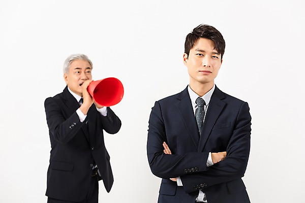 포토 JPG 스튜디오촬영 노년 남자 비즈니스 실내 사람 정장 상반신 20대 청년 두명 앞모습 옆모습 팔짱 확성기 외침 한국인 찡그림 60대 사장 흰배경 갈등 잔소리 무시 임원 남자만 갑질 불통 국내포토 옷 뷰포인트 백그라운드 컨셉 모션 표정 동양인 성인 내부 소리 흰색 파일형식