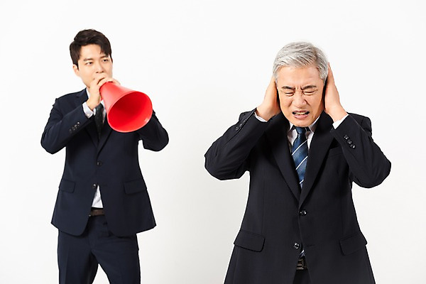 포토 JPG 스튜디오촬영 응시 노년 남자 비즈니스 실내 사람 상반신 20대 청년 두명 앞모습 확성기 한국인 찡그림 60대 사장 귀막기 흰배경 갈등 잔소리 임원 남자만 갑질 불통 국내포토 시선 뷰포인트 백그라운드 컨셉 표정 동양인 손짓 성인 내부 흰색 파일형식