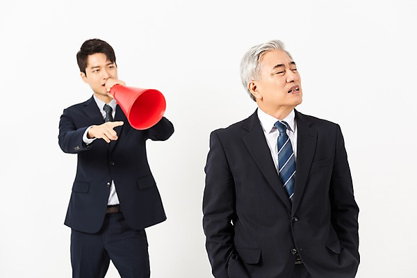 포토 JPG 스튜디오촬영 노년 남자 비즈니스 실내 사람 정장 상반신 20대 청년 두명 앞모습 확성기 외침 한국인 가리킴 찡그림 60대 사장 흰배경 주머니손 갈등 잔소리 임원 남자만 갑질 불통 국내포토 옷 뷰포인트 백그라운드 컨셉 모션 표정 동양인 손짓 성인 내부 소리 흰색 파일형식