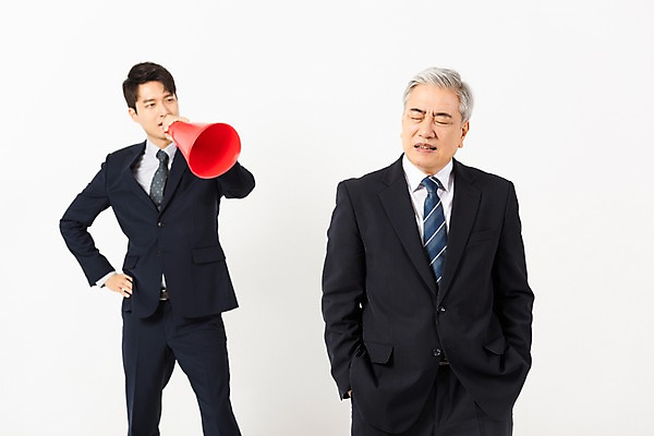 포토 JPG 스튜디오촬영 노년 남자 허리손 비즈니스 실내 사람 정장 상반신 20대 청년 두명 앞모습 확성기 외침 한국인 찡그림 60대 사장 흰배경 주머니손 갈등 잔소리 임원 남자만 갑질 불통 국내포토 옷 뷰포인트 포즈 백그라운드 컨셉 모션 표정 동양인 성인 내부 소리 흰색 파일형식