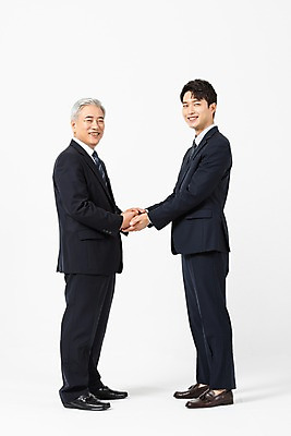포토 JPG 스튜디오촬영 전신 노년 남자 비즈니스 협력 실내 서기 미소 사람 정장 20대 청년 두명 옆모습 손잡기 한국인 60대 사장 흰배경 화합 손맞잡기 임원 남자만 국내포토 옷 뷰포인트 백그라운드 모션 표정 동양인 성인 내부 흰색 파일형식