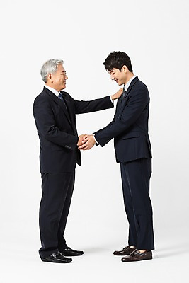 포토 JPG 스튜디오촬영 전신 노년 남자 비즈니스 협력 실내 미소 사람 정장 20대 청년 두명 옆모습 마주보기 손잡기 한국인 60대 사장 흰배경 화합 격려 위로 임원 남자만 국내포토 옷 감정 뷰포인트 백그라운드 모션 표정 동양인 성인 내부 흰색 파일형식
