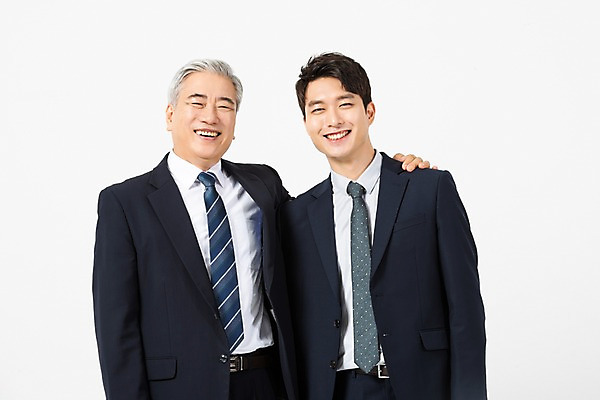 포토 JPG 스튜디오촬영 응시 노년 남자 비즈니스 어깨동무 협력 실내 미소 사람 정장 상반신 20대 청년 두명 앞모습 한국인 60대 사장 흰배경 리더 화합 임원 남자만 국내포토 시선 옷 뷰포인트 포즈 백그라운드 표정 동양인 성인 내부 흰색 파일형식