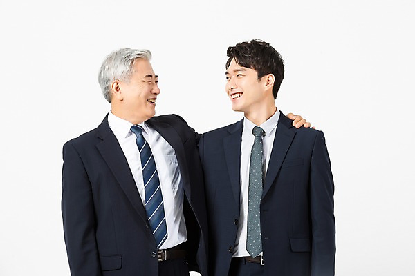 포토 JPG 스튜디오촬영 응시 노년 남자 비즈니스 어깨동무 협력 실내 미소 사람 정장 상반신 20대 청년 두명 앞모습 옆모습 마주보기 한국인 60대 사장 흰배경 리더 화합 임원 남자만 국내포토 시선 옷 뷰포인트 포즈 백그라운드 모션 표정 동양인 성인 내부 흰색 파일형식