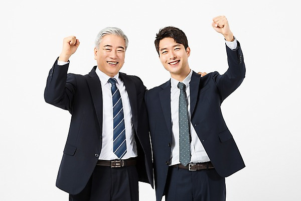 포토 JPG 스튜디오촬영 노년 남자 비즈니스 어깨동무 협력 실내 미소 사람 정장 상반신 20대 청년 두명 앞모습 파이팅 한국인 60대 사장 흰배경 리더 화합 임원 남자만 국내포토 옷 뷰포인트 포즈 백그라운드 모션 표정 동양인 성인 내부 흰색 파일형식
