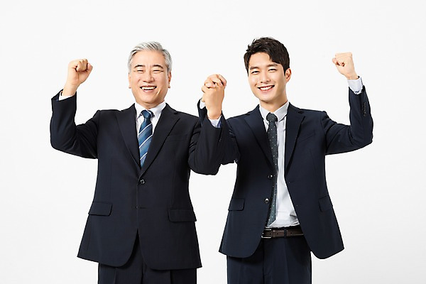 포토 JPG 스튜디오촬영 노년 남자 비즈니스 협력 실내 미소 사람 정장 상반신 20대 청년 두명 앞모습 손잡기 파이팅 한국인 60대 사장 흰배경 리더 화합 임원 남자만 국내포토 옷 뷰포인트 백그라운드 모션 표정 동양인 성인 내부 흰색 파일형식