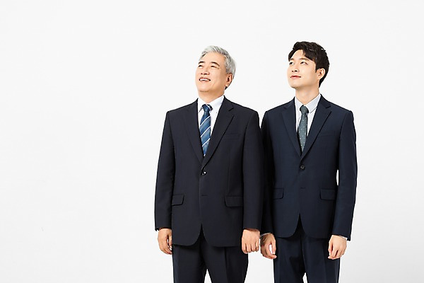 포토 JPG 스튜디오촬영 노년 남자 비즈니스 협력 실내 미소 사람 정장 상반신 20대 청년 두명 앞모습 한국인 올려보기 60대 사장 흰배경 리더 화합 임원 남자만 국내포토 옷 뷰포인트 백그라운드 모션 표정 동양인 성인 내부 흰색 파일형식