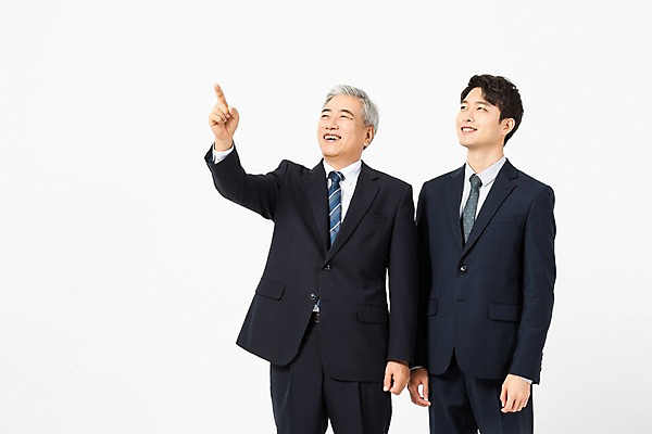 포토 JPG 스튜디오촬영 응시 노년 남자 비즈니스 협력 실내 서기 미소 사람 정장 상반신 20대 청년 두명 옆모습 한국인 올려보기 가리킴 60대 사장 흰배경 리더 화합 임원 남자만 국내포토 시선 옷 뷰포인트 백그라운드 모션 표정 동양인 손짓 성인 내부 흰색 파일형식