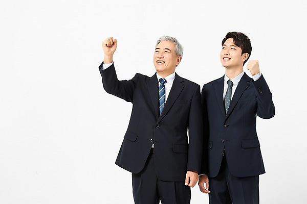 포토 JPG 스튜디오촬영 응시 노년 남자 비즈니스 협력 실내 미소 사람 정장 상반신 20대 청년 두명 앞모습 파이팅 한국인 올려보기 60대 사장 흰배경 리더 화합 임원 남자만 국내포토 시선 옷 뷰포인트 백그라운드 모션 표정 동양인 성인 내부 흰색 파일형식