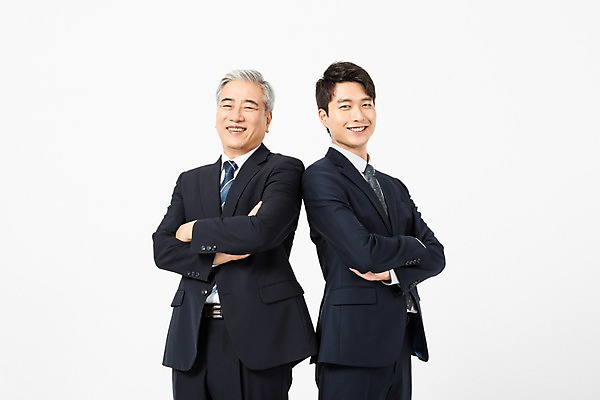 포토 JPG 스튜디오촬영 응시 노년 남자 비즈니스 협력 실내 미소 사람 정장 상반신 20대 청년 두명 옆모습 팔짱 한국인 등맞대기 60대 사장 흰배경 리더 화합 임원 남자만 국내포토 시선 옷 뷰포인트 백그라운드 모션 표정 동양인 성인 내부 흰색 파일형식