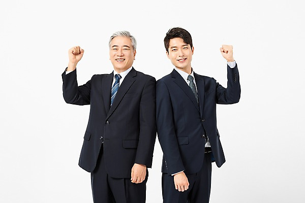 포토 JPG 스튜디오촬영 노년 남자 비즈니스 협력 실내 미소 사람 정장 상반신 20대 청년 두명 옆모습 파이팅 한국인 등맞대기 60대 사장 흰배경 리더 화합 임원 남자만 국내포토 옷 뷰포인트 백그라운드 모션 표정 동양인 성인 내부 흰색 파일형식