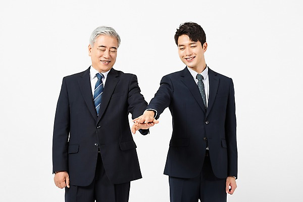 포토 JPG 스튜디오촬영 손 응시 노년 남자 비즈니스 협력 실내 미소 사람 정장 상반신 20대 청년 두명 앞모습 한국인 60대 사장 흰배경 화합 맞대기 임원 남자만 국내포토 시선 옷 뷰포인트 백그라운드 모션 표정 동양인 성인 내부 신체부위 흰색 파일형식