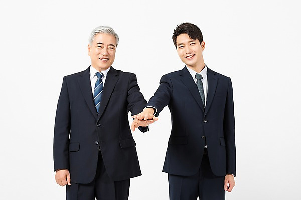 포토 JPG 스튜디오촬영 손 응시 노년 남자 비즈니스 협력 실내 미소 사람 정장 상반신 20대 청년 두명 앞모습 한국인 60대 사장 흰배경 화합 맞대기 임원 남자만 국내포토 시선 옷 뷰포인트 모션 표정 동양인 성인 내부 신체부위 흰색 파일형식 컬러 인종