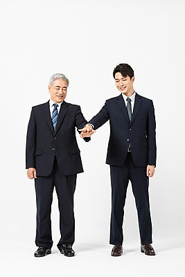 포토 JPG 스튜디오촬영 전신 손 응시 노년 남자 비즈니스 협력 실내 서기 미소 사람 정장 20대 청년 두명 앞모습 한국인 60대 사장 흰배경 화합 맞대기 임원 남자만 국내포토 시선 옷 뷰포인트 백그라운드 모션 표정 동양인 성인 내부 신체부위 흰색 파일형식