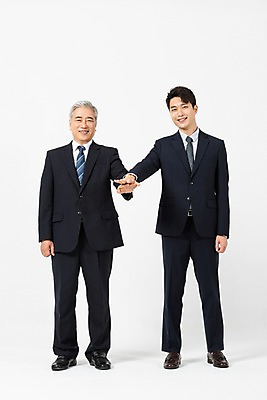 포토 JPG 스튜디오촬영 전신 손 노년 남자 비즈니스 협력 실내 서기 미소 사람 정장 20대 청년 두명 앞모습 한국인 60대 사장 흰배경 화합 맞대기 임원 남자만 국내포토 옷 뷰포인트 백그라운드 모션 표정 동양인 성인 내부 신체부위 흰색 파일형식