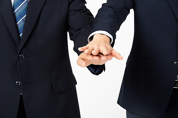 포토 JPG 스튜디오촬영 노년 남자 비즈니스 협력 실내 사람 정장 근접촬영 상반신 20대 청년 두명 앞모습 신체부위 한국인 양손 60대 사장 흰배경 화합 맞대기 임원 남자만 국내포토 손 옷 뷰포인트 백그라운드 모션 동양인 성인 내부 흰색 파일형식