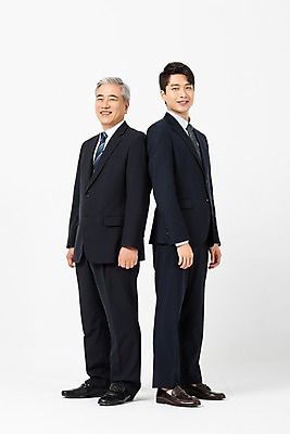 포토 JPG 스튜디오촬영 전신 응시 노년 남자 비즈니스 협력 실내 서기 미소 사람 정장 20대 청년 두명 옆모습 한국인 등맞대기 60대 사장 흰배경 화합 임원 남자만 국내포토 시선 옷 뷰포인트 백그라운드 모션 표정 동양인 성인 내부 흰색 파일형식