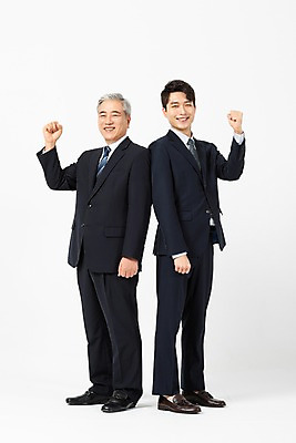 포토 JPG 스튜디오촬영 전신 노년 남자 비즈니스 협력 실내 서기 미소 사람 정장 20대 청년 두명 옆모습 파이팅 한국인 60대 사장 흰배경 화합 임원 남자만 국내포토 옷 뷰포인트 백그라운드 모션 표정 동양인 성인 내부 흰색 파일형식