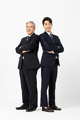 포토 JPG 스튜디오촬영 전신 노년 남자 비즈니스 협력 실내 서기 미소 사람 정장 20대 청년 두명 옆모습 팔짱 한국인 60대 사장 흰배경 화합 임원 남자만 국내포토 옷 뷰포인트 백그라운드 모션 표정 동양인 성인 내부 흰색 파일형식