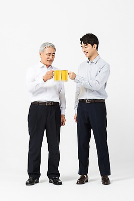 포토 JPG 스튜디오촬영 전신 응시 노년 남자 비즈니스 협력 맥주 실내 서기 미소 사람 정장 20대 청년 두명 앞모습 한국인 60대 사장 흰배경 건배 화합 임원 회식 남자만 국내포토 시선 옷 뷰포인트 백그라운드 모션 주류 표정 동양인 성인 내부 식사 흰색 파일형식