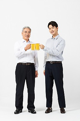 포토 JPG 스튜디오촬영 전신 노년 남자 비즈니스 협력 맥주 실내 서기 미소 사람 정장 20대 청년 두명 앞모습 한국인 60대 사장 흰배경 건배 화합 임원 회식 남자만 국내포토 옷 뷰포인트 백그라운드 모션 주류 표정 동양인 성인 내부 식사 흰색 파일형식