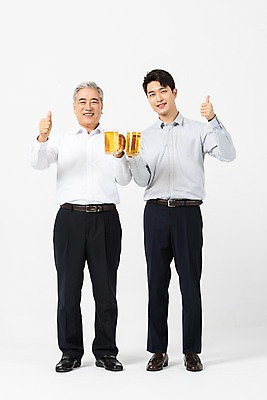 포토 JPG 스튜디오촬영 전신 노년 남자 비즈니스 맥주 실내 서기 미소 사람 정장 20대 청년 두명 앞모습 한국인 최고 60대 사장 흰배경 화합 임원 회식 남자만 국내포토 옷 뷰포인트 백그라운드 모션 주류 표정 동양인 성인 내부 식사 흰색 파일형식
