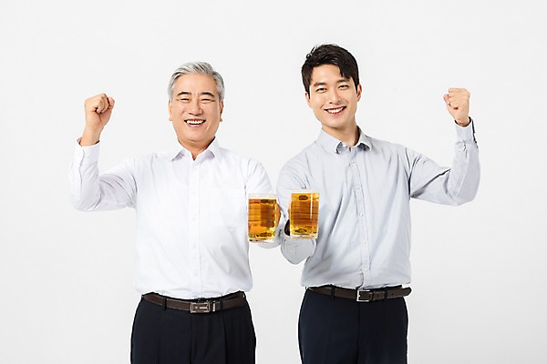 포토 JPG 스튜디오촬영 노년 남자 비즈니스 협력 맥주 실내 미소 사람 정장 상반신 20대 청년 두명 앞모습 파이팅 한국인 60대 사장 흰배경 화합 임원 회식 남자만 국내포토 옷 뷰포인트 백그라운드 모션 주류 표정 동양인 성인 내부 식사 흰색 파일형식