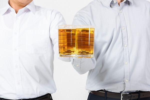 포토 JPG 스튜디오촬영 노년 남자 비즈니스 협력 맥주 실내 사람 정장 상반신 20대 청년 두명 앞모습 한국인 60대 사장 흰배경 건배 화합 임원 회식 남자만 국내포토 옷 뷰포인트 백그라운드 주류 동양인 성인 내부 식사 흰색 파일형식