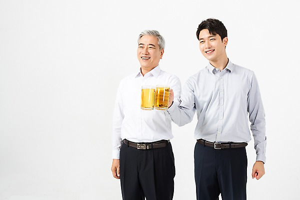 포토 JPG 스튜디오촬영 노년 남자 비즈니스 협력 맥주 생맥주 실내 서기 미소 사람 정장 상반신 20대 청년 두명 앞모습 한국인 60대 사장 흰배경 건배 화합 임원 회식 남자만 국내포토 옷 뷰포인트 백그라운드 모션 주류 표정 동양인 성인 내부 식사 흰색 파일형식