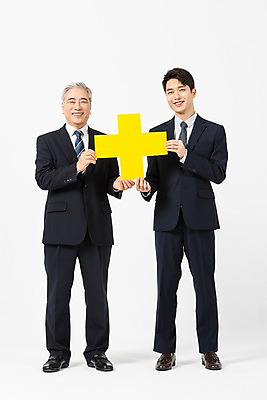 포토 JPG 스튜디오촬영 전신 응시 노년 남자 비즈니스 협력 실내 서기 미소 들기 사람 정장 20대 청년 두명 앞모습 한국인 60대 사장 플러스 흰배경 리더 화합 임원 남자만 국내포토 기호 시선 옷 뷰포인트 백그라운드 모션 표정 동양인 성인 내부 흰색 파일형식