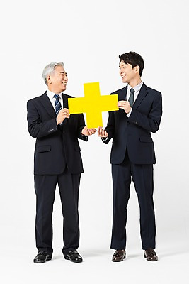 포토 JPG 스튜디오촬영 전신 응시 노년 남자 비즈니스 협력 실내 미소 들기 사람 정장 20대 청년 두명 앞모습 마주보기 한국인 60대 사장 플러스 흰배경 화합 임원 남자만 국내포토 기호 시선 옷 뷰포인트 백그라운드 모션 표정 동양인 성인 내부 흰색 파일형식