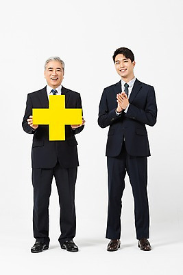 포토 JPG 스튜디오촬영 전신 노년 남자 비즈니스 협력 실내 서기 미소 들기 사람 정장 20대 청년 두명 앞모습 한국인 60대 사장 플러스 박수 흰배경 화합 임원 남자만 국내포토 기호 옷 뷰포인트 백그라운드 모션 표정 동양인 손짓 성인 내부 흰색 파일형식