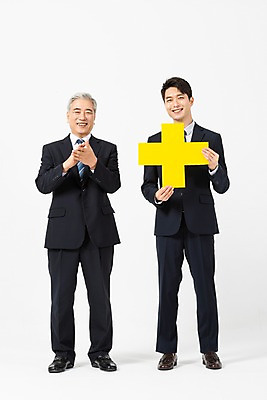 포토 JPG 스튜디오촬영 전신 응시 노년 남자 비즈니스 협력 실내 서기 미소 사람 정장 20대 청년 두명 앞모습 한국인 60대 사장 플러스 박수 흰배경 화합 임원 남자만 국내포토 기호 시선 옷 뷰포인트 백그라운드 모션 표정 동양인 손짓 성인 내부 흰색 파일형식