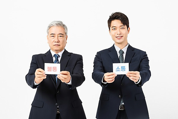 포토 JPG 스튜디오촬영 노년 남자 비즈니스 실내 무표정 미소 들기 사람 정장 상반신 20대 청년 두명 앞모습 팻말 한국인 60대 사장 흰배경 소통 의사소통 임원 남자만 불통 세대차이 국내포토 옷 감정 뷰포인트 백그라운드 컨셉 모션 프레임 표정 동양인 성인 내부 흰색 파일형식