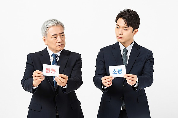 포토 JPG 스튜디오촬영 응시 노년 남자 비즈니스 실내 사람 정장 상반신 20대 청년 두명 앞모습 팻말 한국인 찡그림 60대 사장 흰배경 갈등 소통 의사소통 임원 남자만 불통 세대차이 국내포토 시선 옷 뷰포인트 백그라운드 컨셉 프레임 표정 동양인 성인 내부 흰색 파일형식