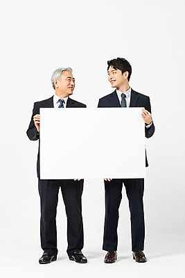 포토 JPG 스튜디오촬영 전신 배너 응시 노년 남자 협력 사각프레임 실내 미소 들기 사람 정장 20대 청년 두명 앞모습 마주보기 한국인 60대 사장 흰배경 화합 임원 남자만 국내포토 시선 옷 뷰포인트 백그라운드 비즈니스 모션 프레임 표정 동양인 성인 내부 사각형 흰색 파일형식